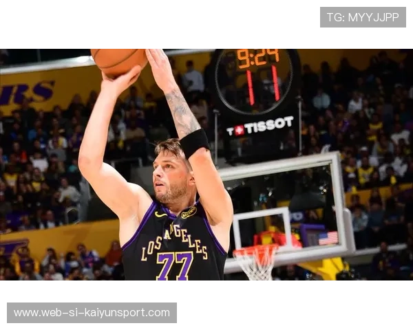 东契奇持球节奏变奏训练大幅提升，连续晃倒防守者